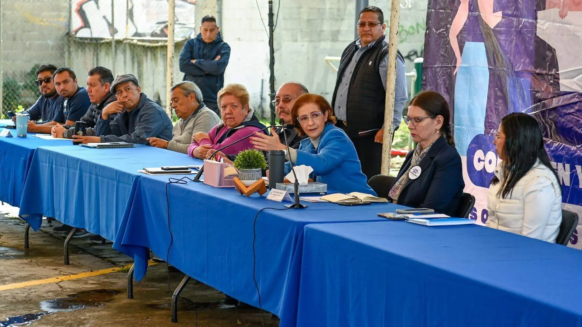 Reclaman vecinos ante alcaldesa de Naucalpan el deterioro de vialidades